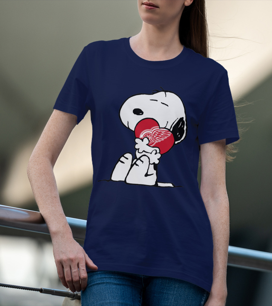 Detroit Redwings Snoopy Hugging Heart T-Shirt