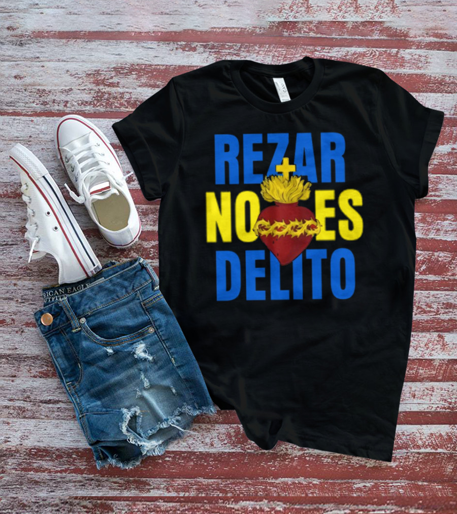 Rezar No Es Delito Sacred Heart Iconography T-Shirt