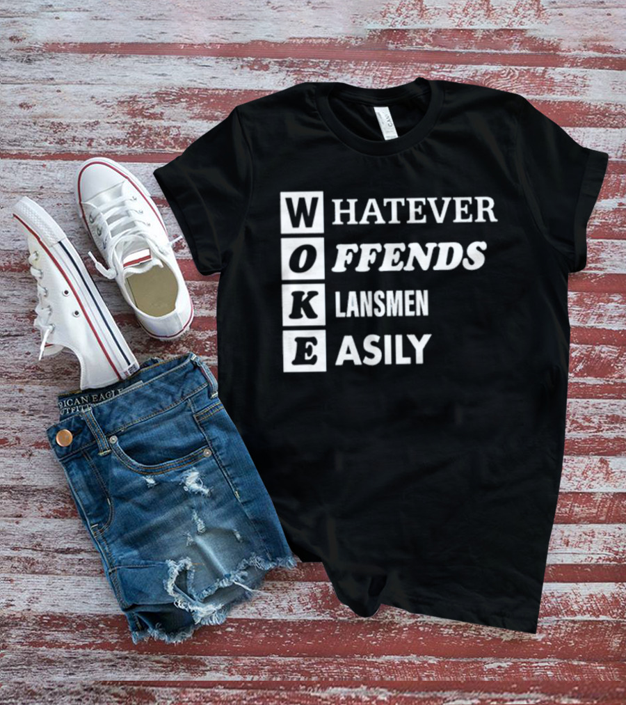 Woke Whatever Offends Klansmen Easily Reihenfolge Der Buchstaben In Weißem Text Auf Schwarzem Hintergrund T-Shirt