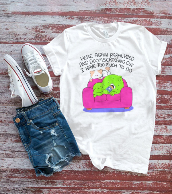 Here Again Paralyzed And Doomscrolling Cuz I Have Too Much To Do Quirky Green Figure Relaxing On Pink Couch With Cute Dog T-Shirt