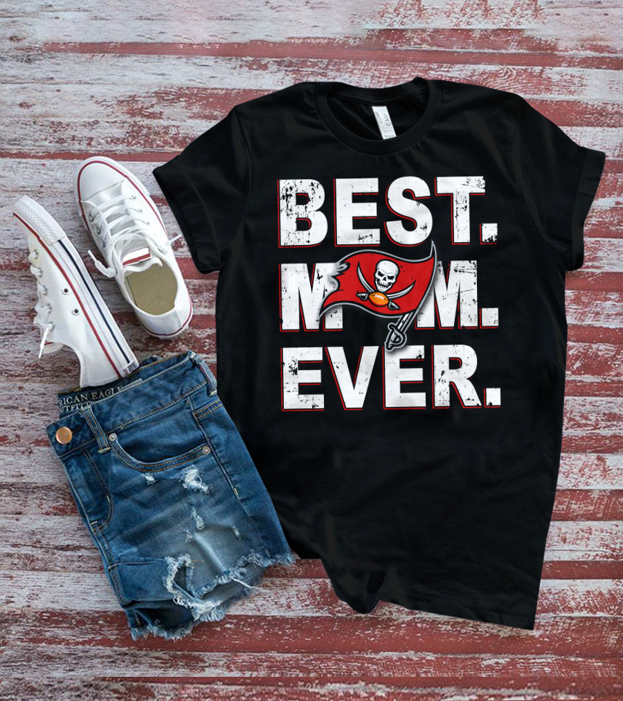 Best Mom Ever Buccaneers Flag Skull And Swords T-Shirt