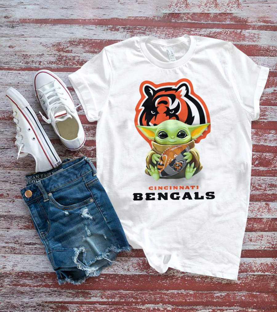 Baby Yoda Hug Cincinnati Bengals Football Team T-Shirt