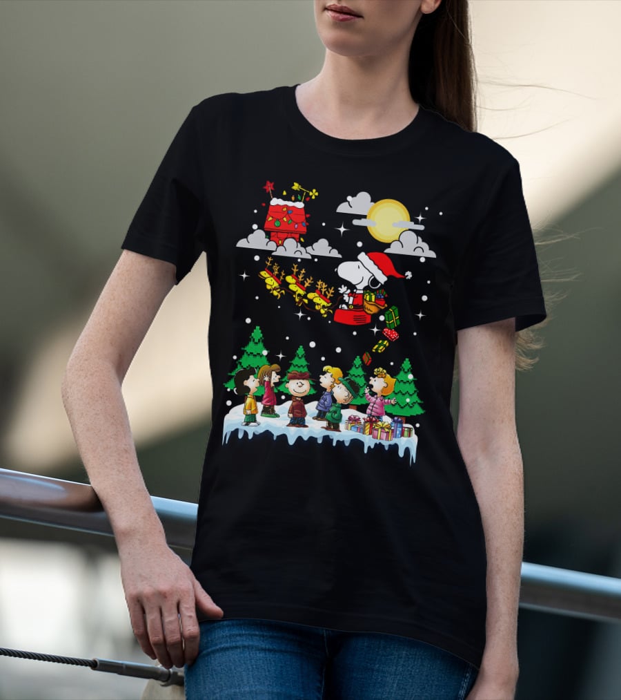 Peanuts Christmas Charlie Brown Snoopy Santa Sleigh Woodstock Scene T-Shirt