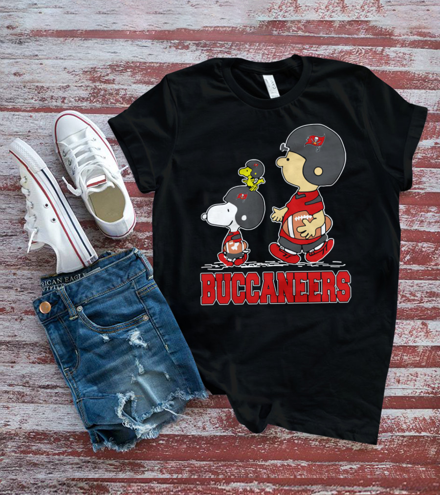 Snoopy And Woodstock With Tampa Bay Buccaneers Football Fans T-Shirt