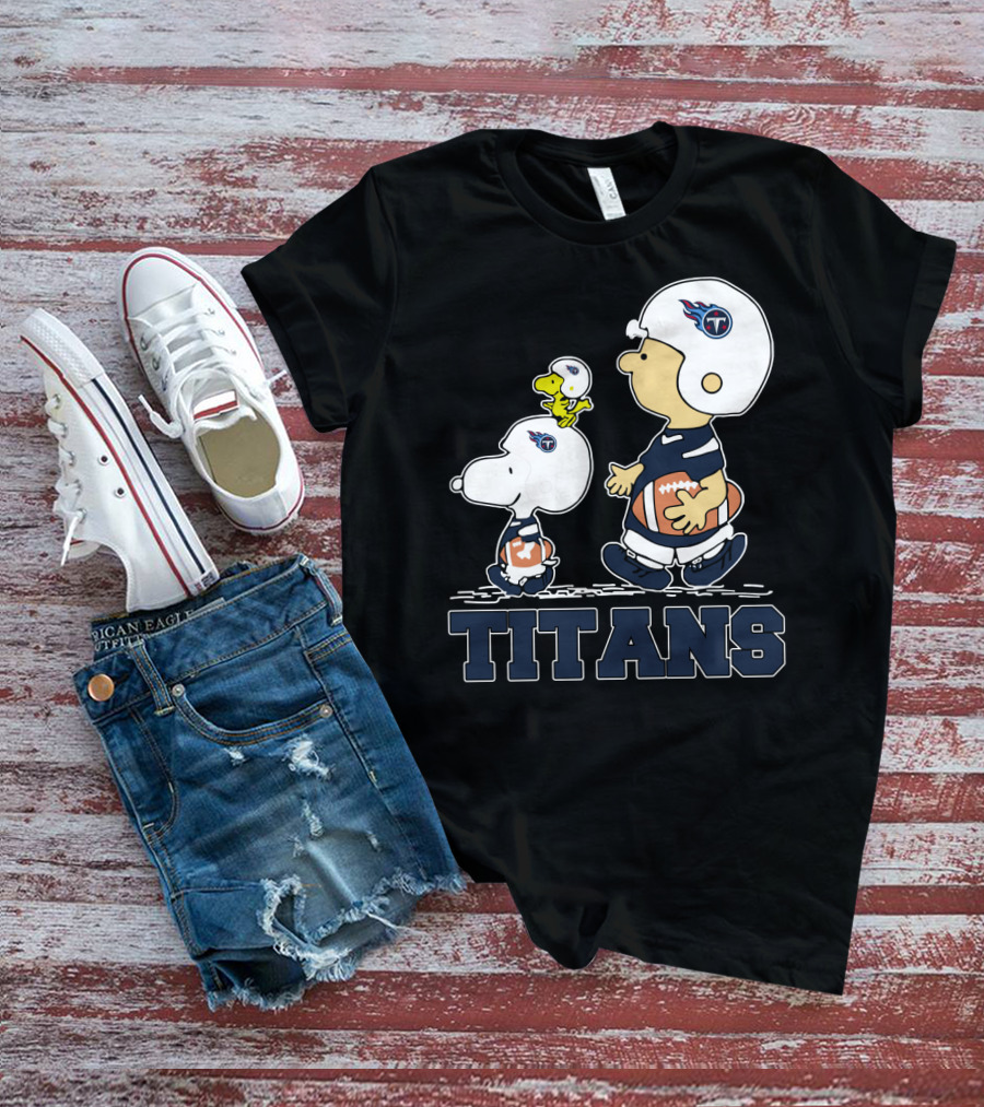 Snoopy And Woodstock With Tennessee Titans Helmets And Footballs T-Shirt