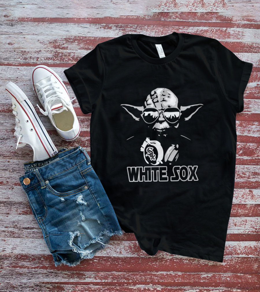 Yoda Star Wars In Chicago White Sox Fan Gear With Team Logo And Sunglasses T-Shirt