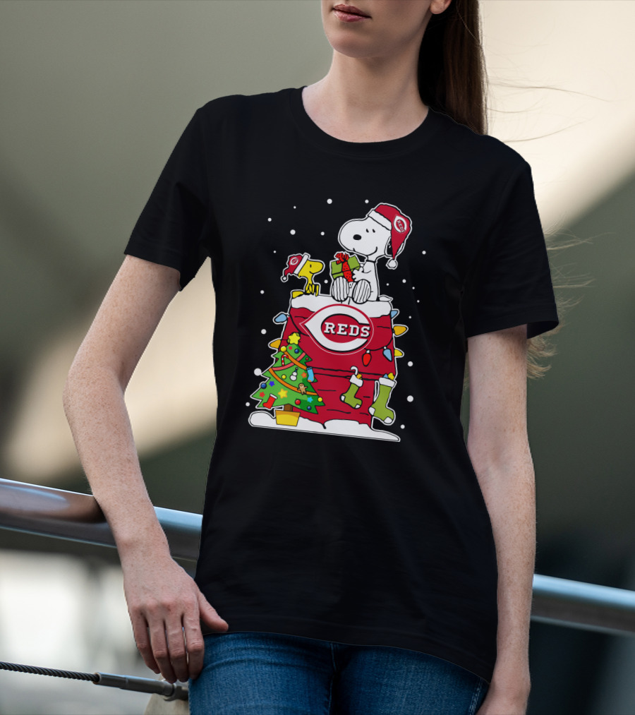 Cincinnati Reds Snoopy Christmas Peanuts Holiday Celebration T-Shirt