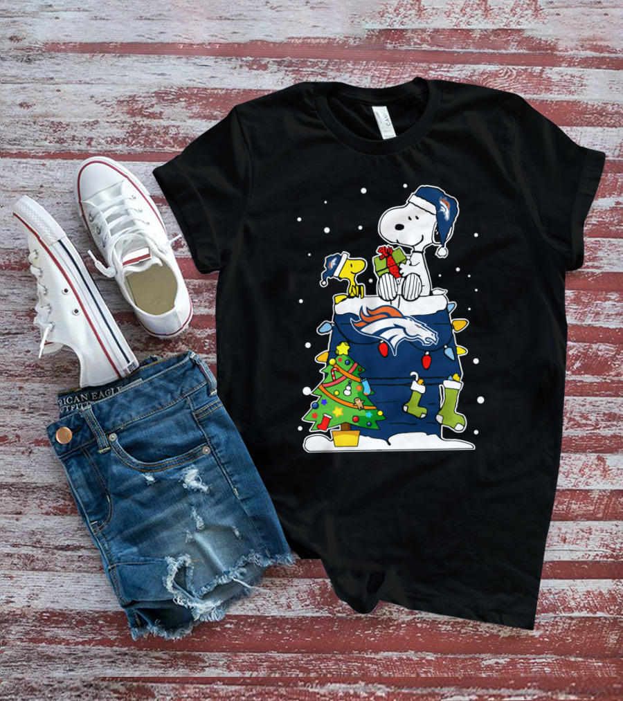 Snoopy Denver Broncos Christmas With Woodstock And Presents T-Shirt