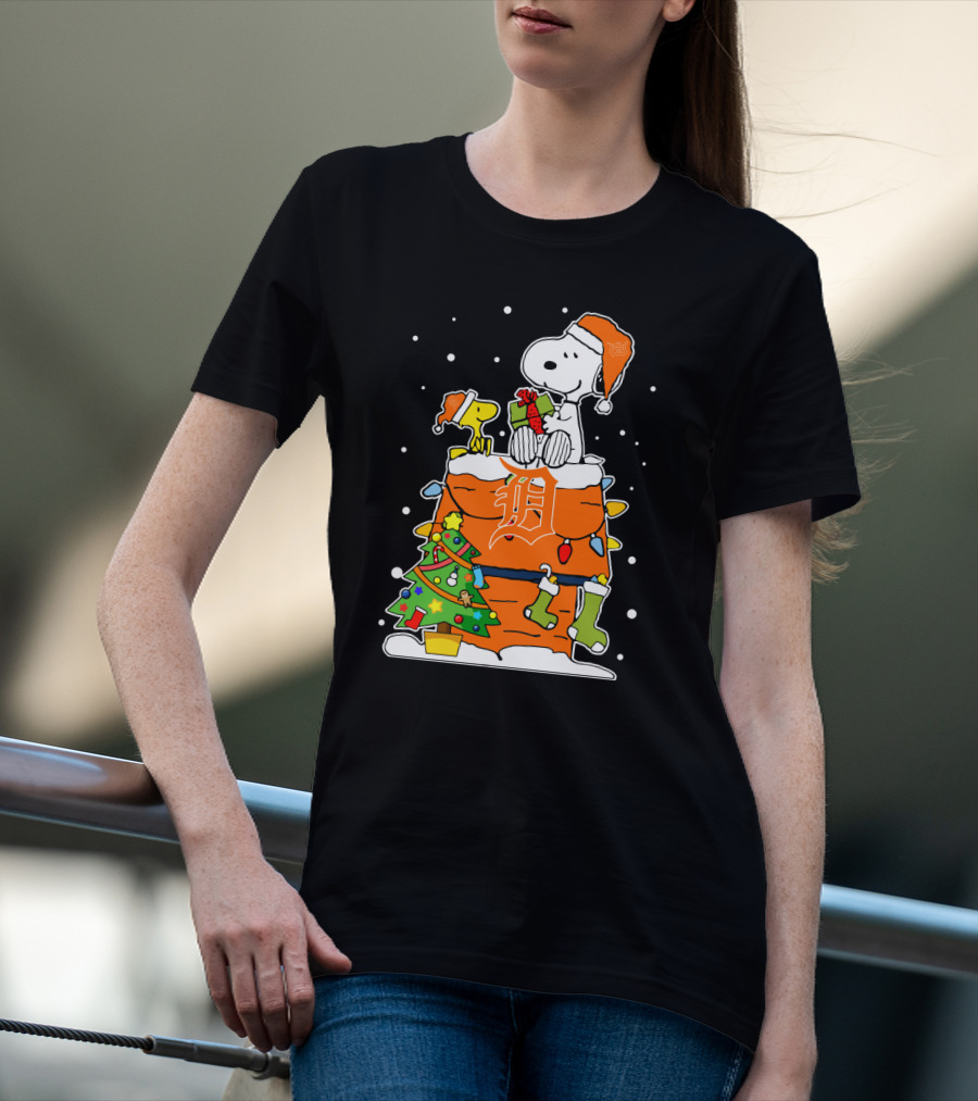 Detroit Tigers Snoopy Christmas Snow Baseball Fan Gift T-Shirt