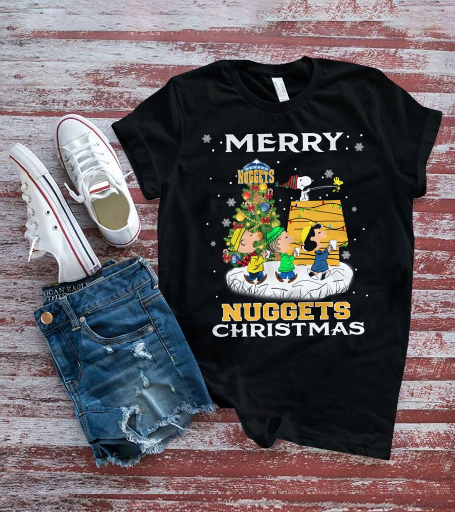 Merry Denver Nuggets Christmas Peanuts Characters And Snoopy Decorate Tree T-Shirt