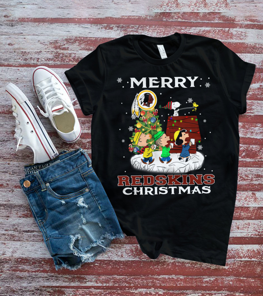 Merry Redskins Christmas Snoopy Peanuts Holiday Celebration T-Shirt