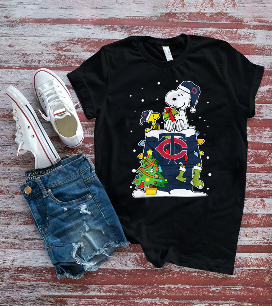 Minnesota Twins Snoopy Christmas Peanuts Fans T-Shirt