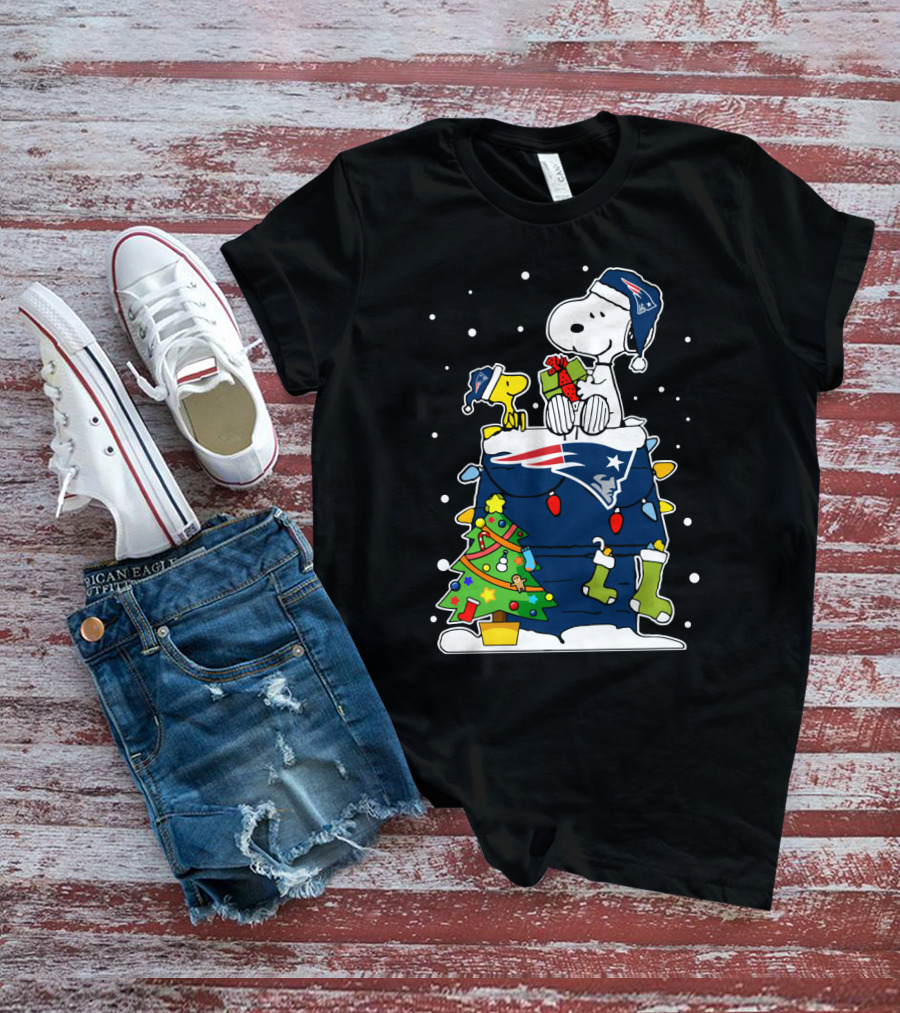 Snoopy And Woodstock Celebrate New England Patriots Christmas T-Shirt