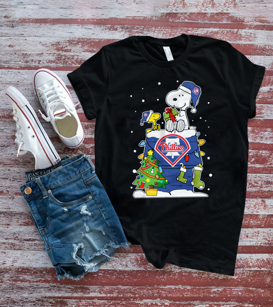 Snoopy And Woodstock With Philadelphia Phillies Christmas Present T-Shirt