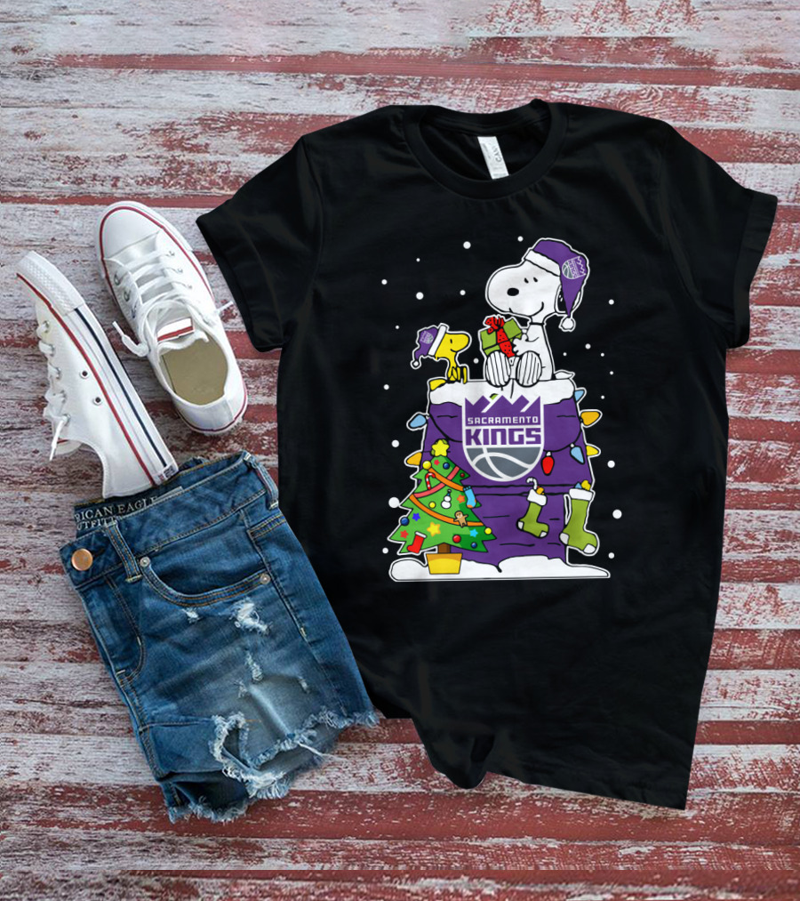 Sacramento Kings Christmas Snoopy And Woodstock Present Fan T-Shirt