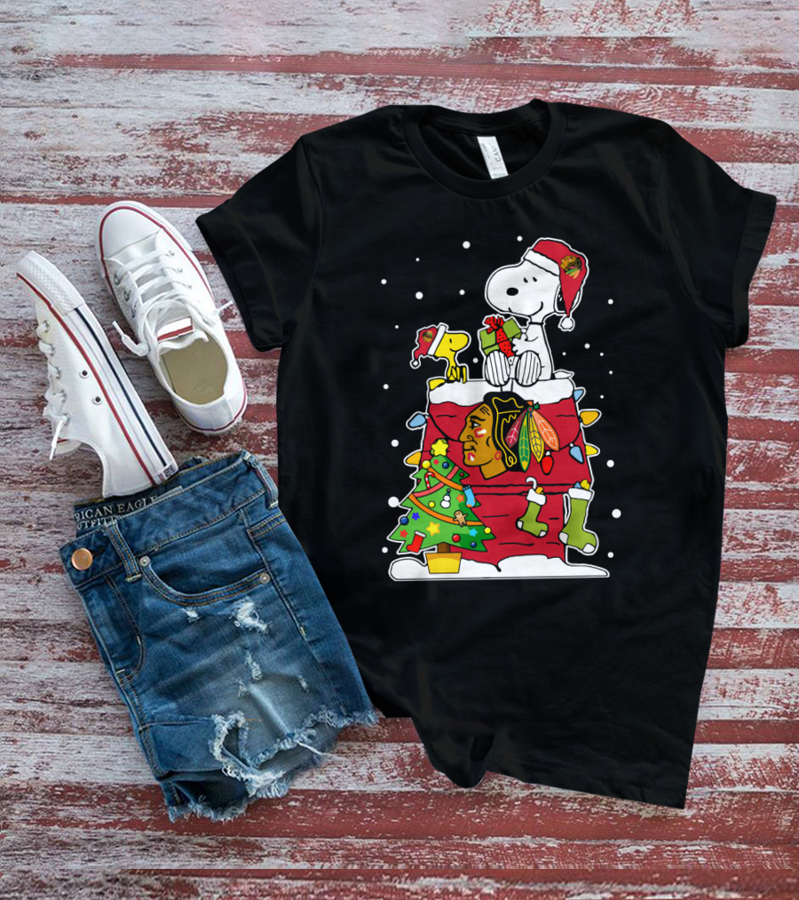 Chicago Blackhawks Snoopy Christmas With Woodstock And Santa Hat Scene T-Shirt