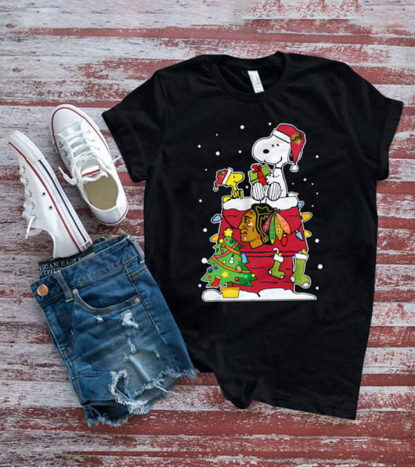 Chicago Blackhawks Snoopy Christmas With Woodstock And Santa Hat Scene T-Shirt