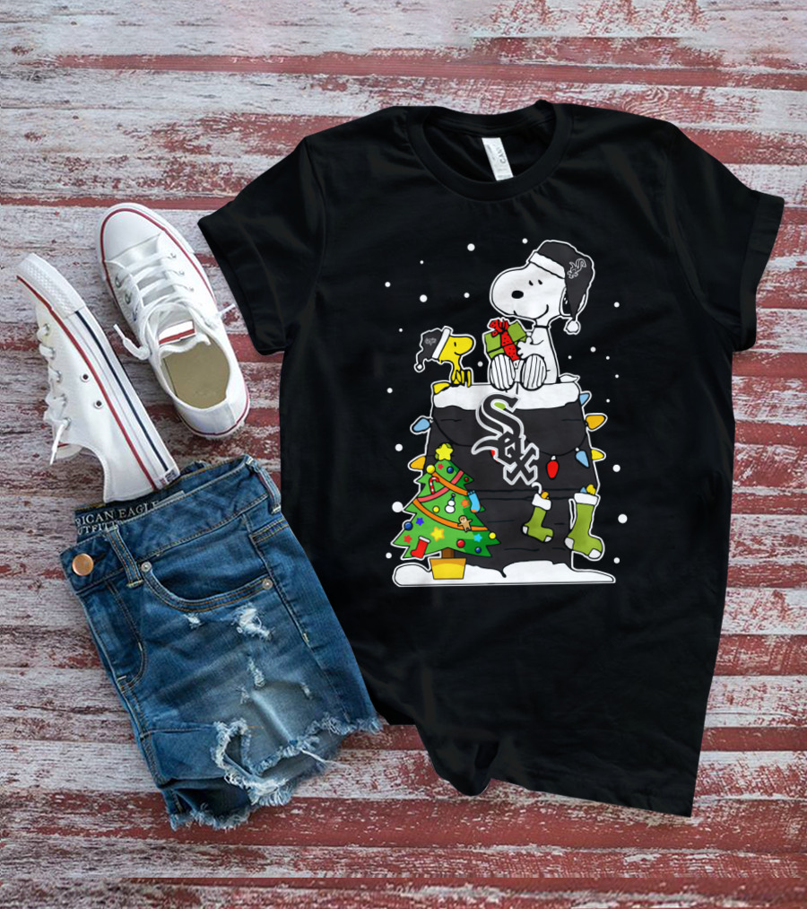 Chicago White Sox Snoopy Christmas Chimney Scene T-Shirt