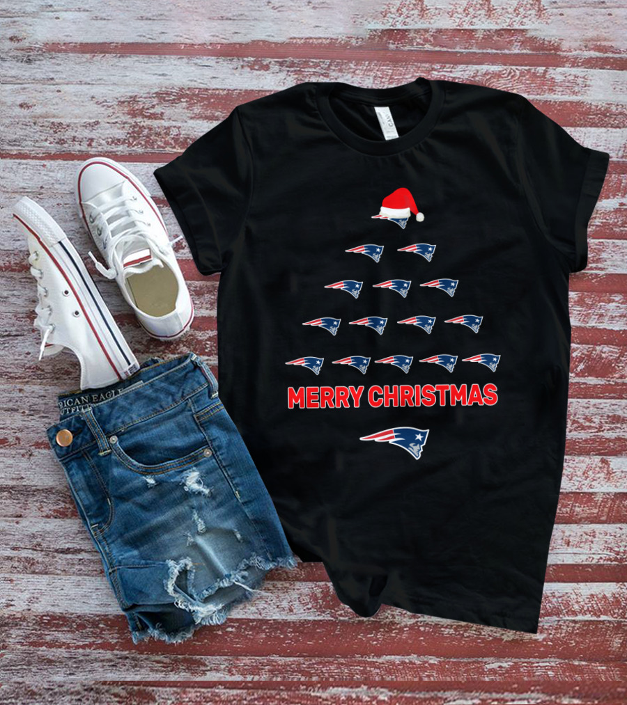 Merry Christmas New England Patriots Santa Hat Tree T-Shirt