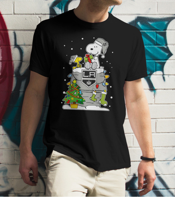 Los Angeles Kings Snoopy And Woodstock Christmas Gift Scene T-Shirt