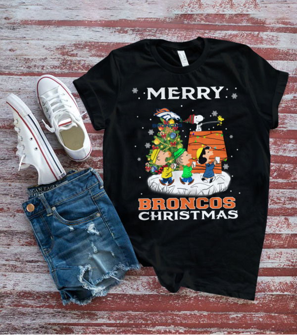 Merry Broncos Christmas For Snoopy Fans With Denver Broncos Logo And Peanuts Characters T-Shirt