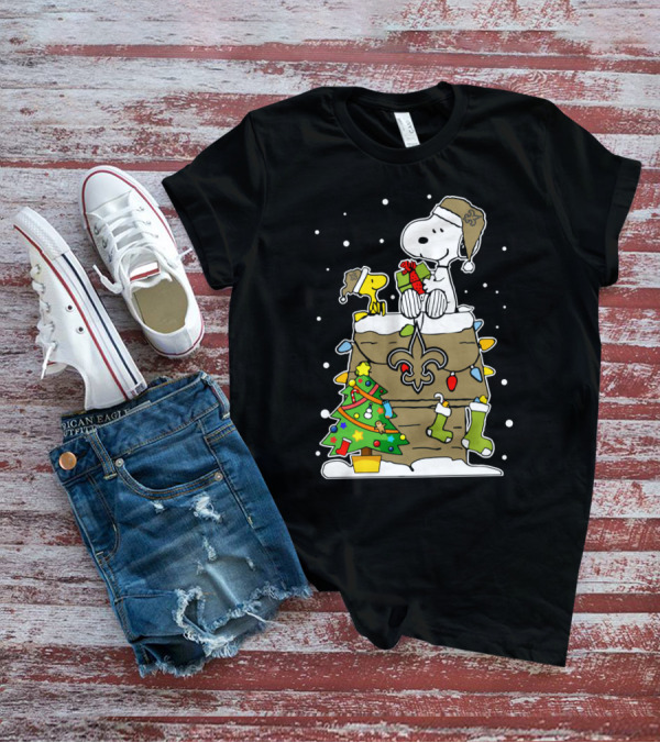 New Orleans Saints Snoopy Christmas Gift Decor With Doghouse And Stockings T-Shirt
