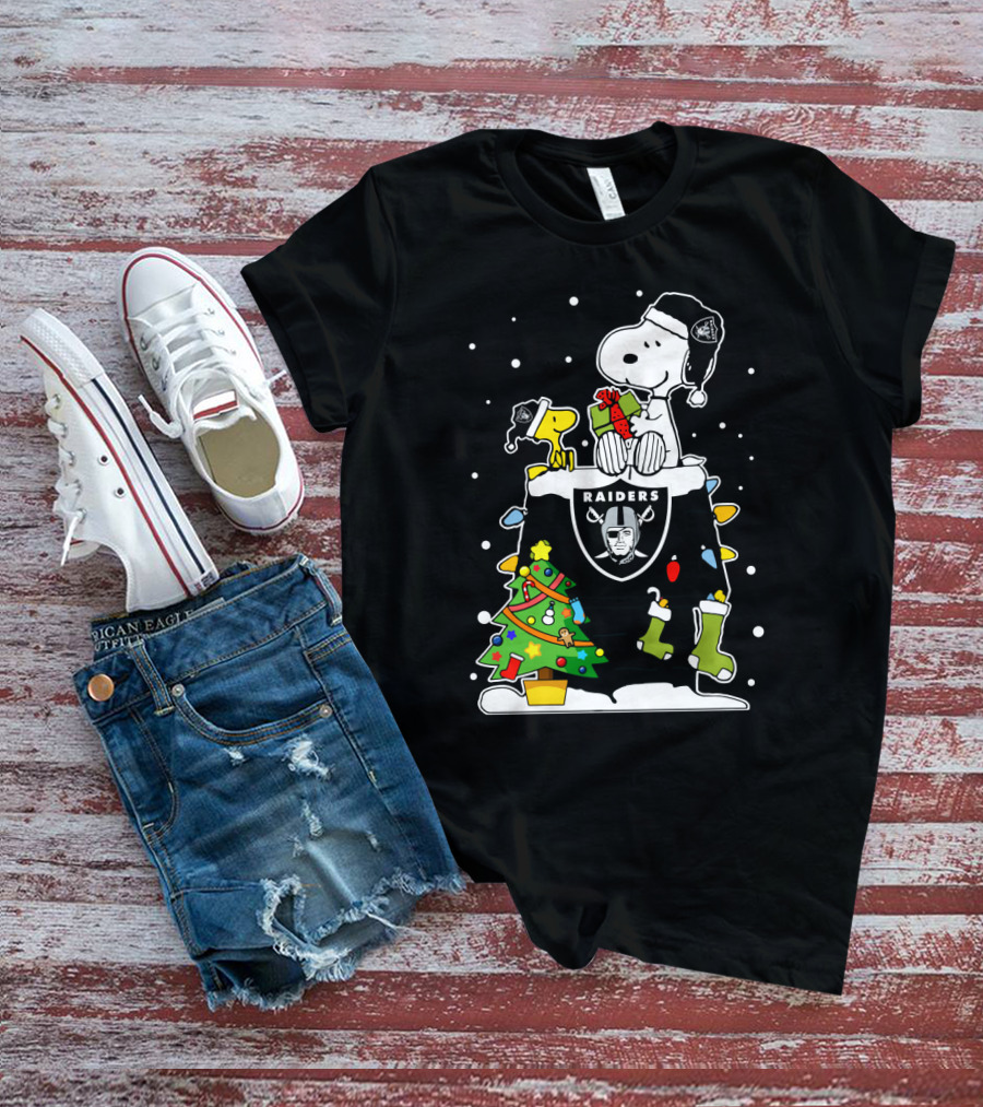 Oakland Raiders Snoopy Christmas Holiday T-Shirt