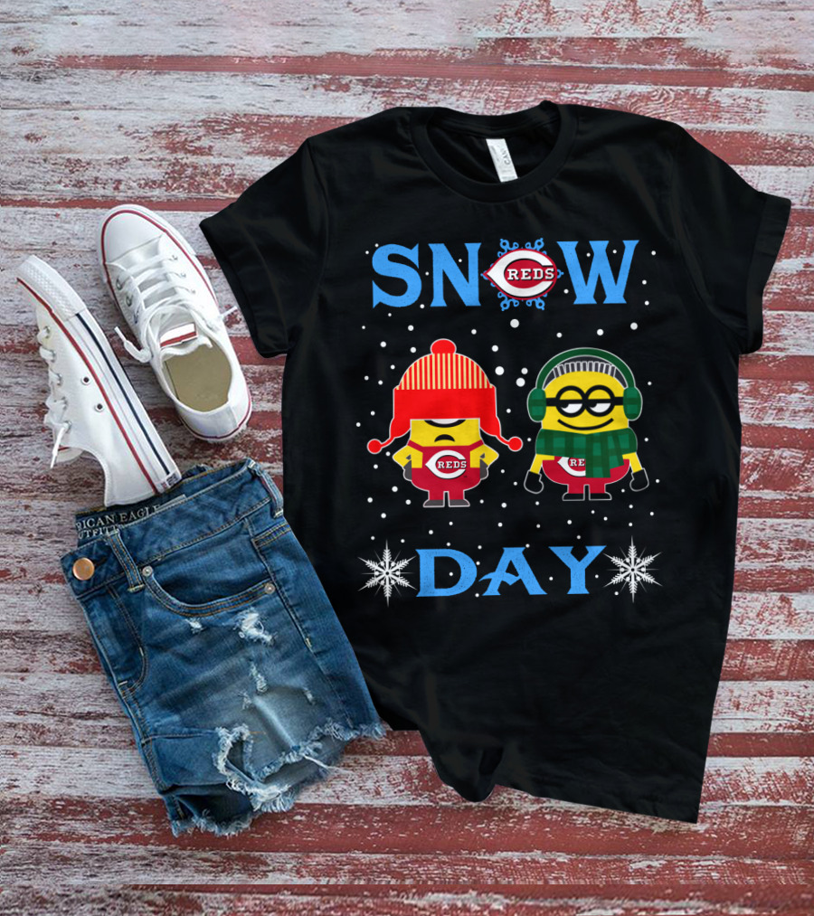 Cincinnati Reds Snow Day With Cozy Minion Fans T-Shirt
