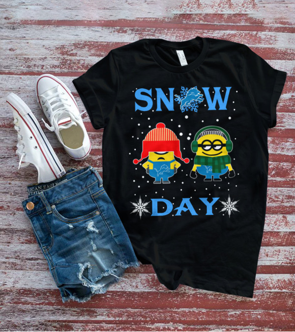 Snow Day With Detroit Lions Logo And Minions In Winter Gear T-Shirt