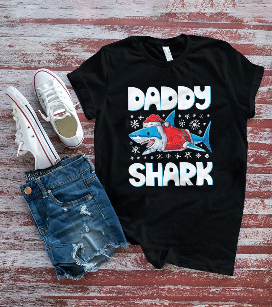 Daddy Shark Santa Hat Snowflakes Christmas T-Shirt