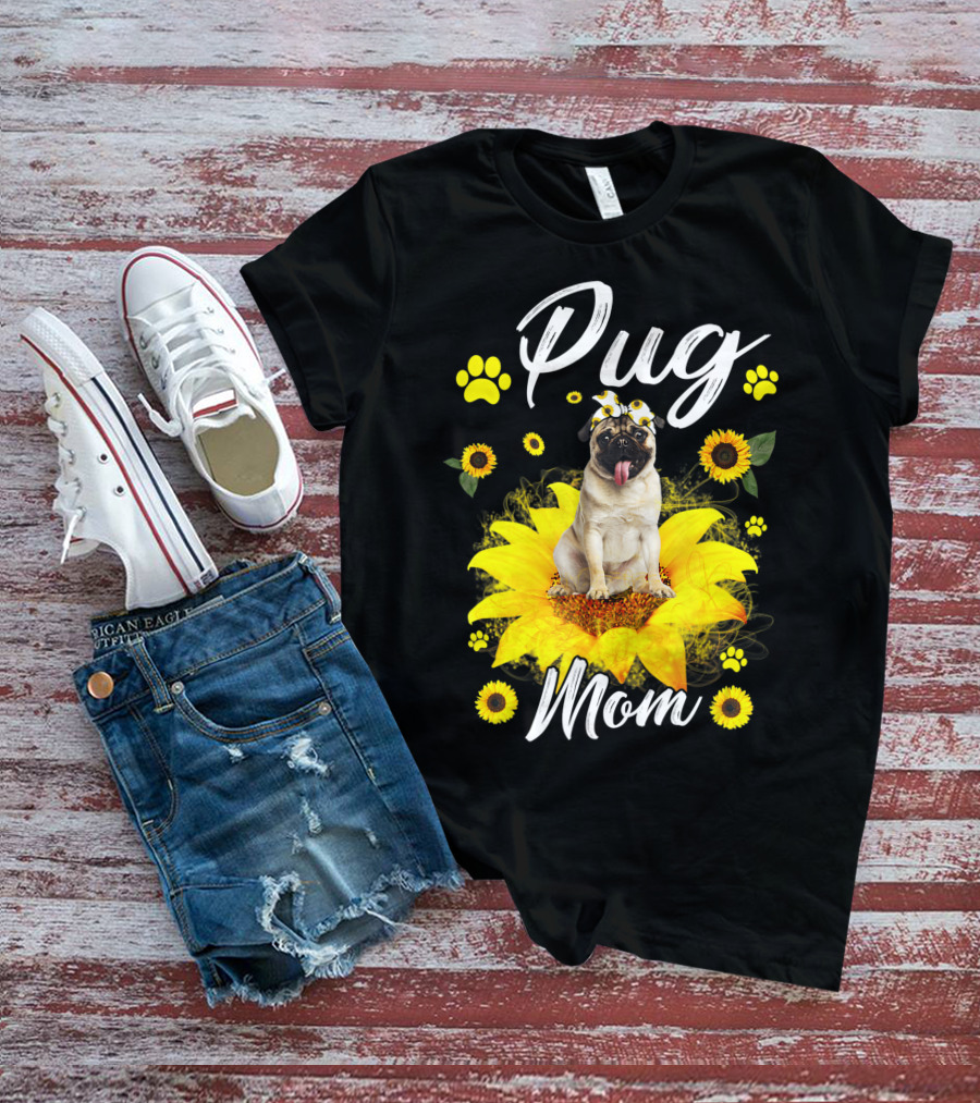 Pug Mom Sunflower Dog Paw Graphics T-Shirt