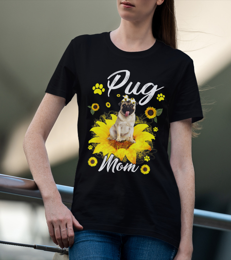 Pug Mom Sunflower Dog Paw Graphics T-Shirt