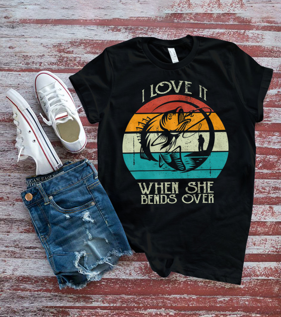 I Love It When She Bends Over Vintage Fishing Lover Retro Sunset T-Shirt
