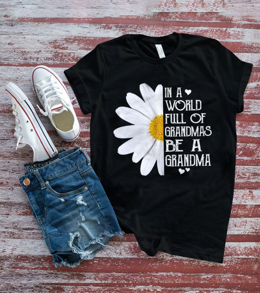 In A World Full Of Grandmas Be A Grandma White Daisy Flower With Hearts T-Shirt