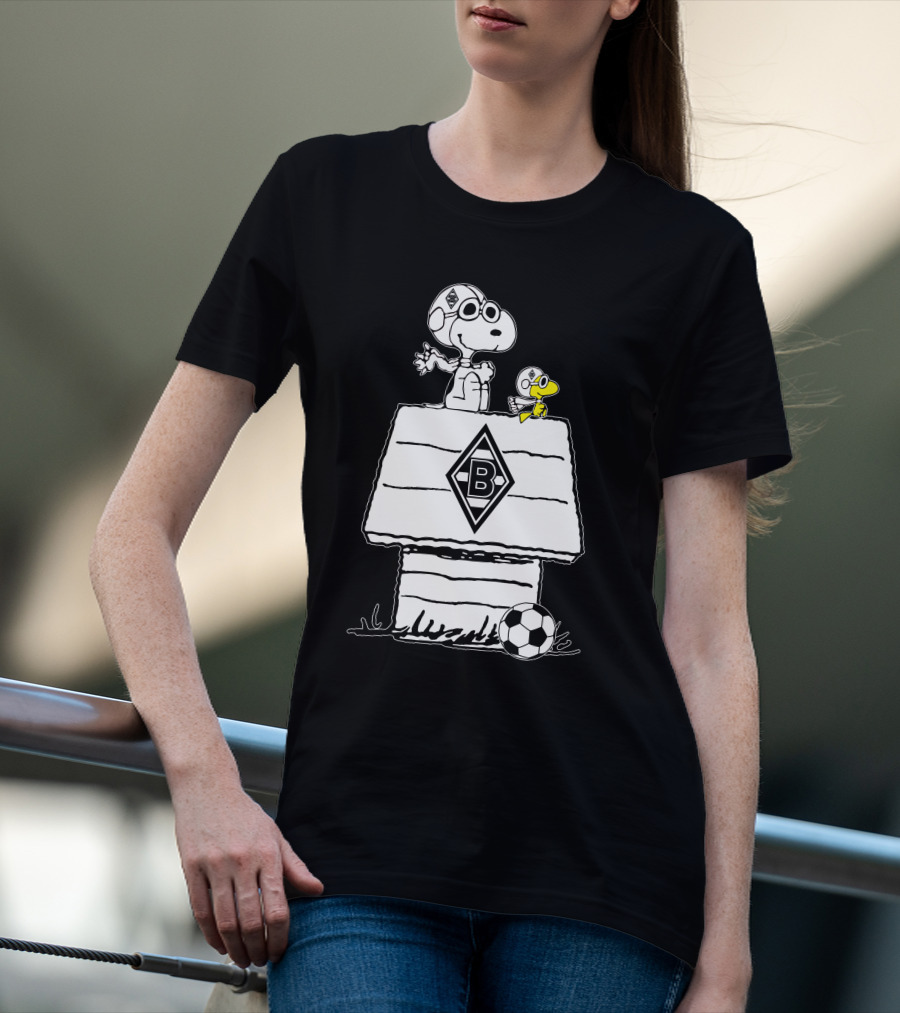 Borussia Mönchengladbach Snoopy And Woodstock Soccer Doghouse T-Shirt