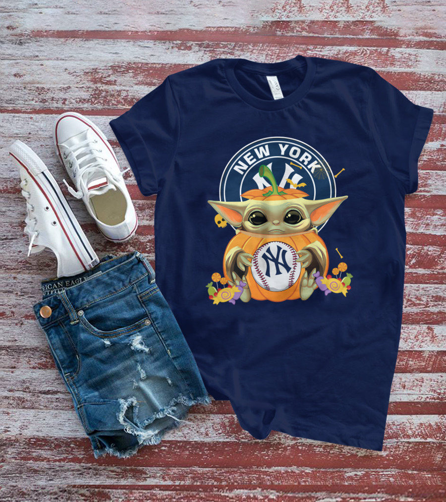 Halloween Pumpkin Baby Yoda Holding New York Yankees Baseball T-Shirt