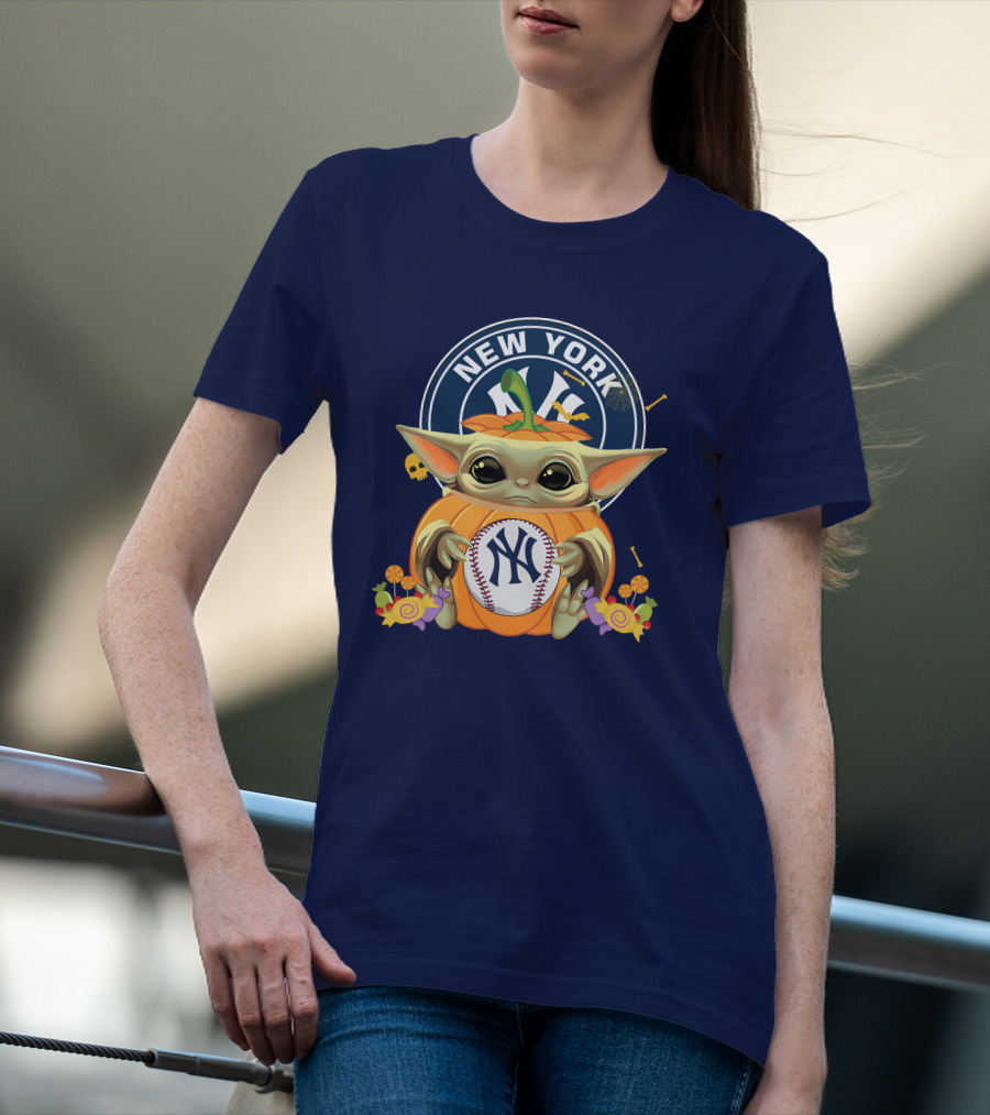 Halloween Pumpkin Baby Yoda Holding New York Yankees Baseball T-Shirt