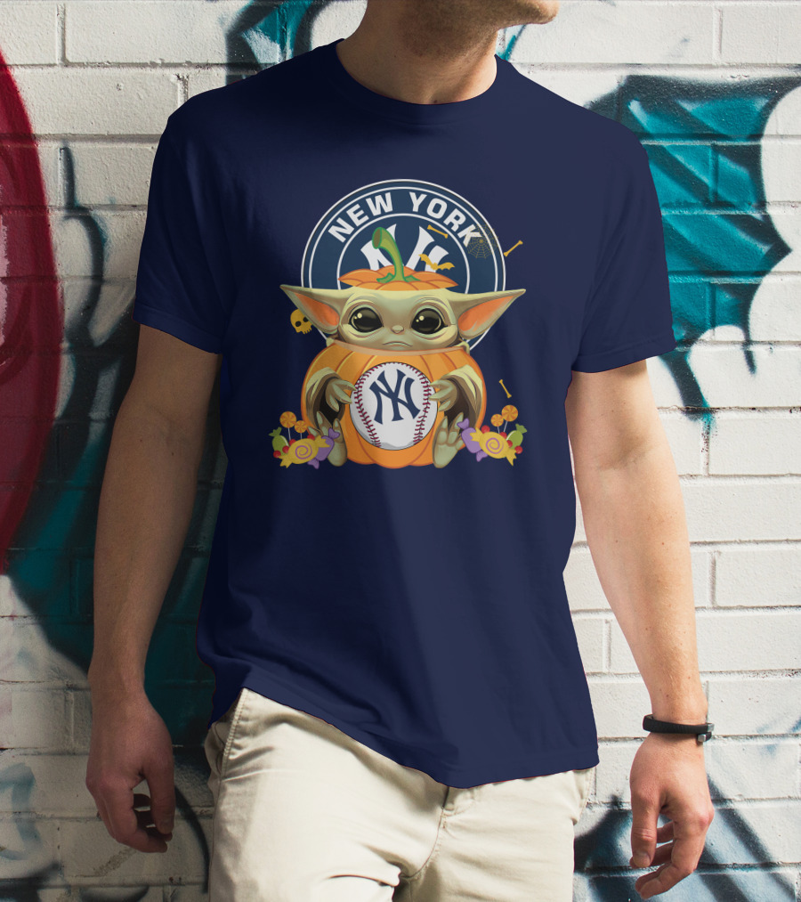 Halloween Pumpkin Baby Yoda Holding New York Yankees Baseball T-Shirt