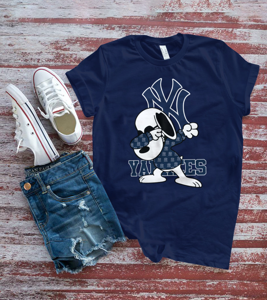 Snoopy Dabbing New York Yankees Logo Yankees T-Shirt