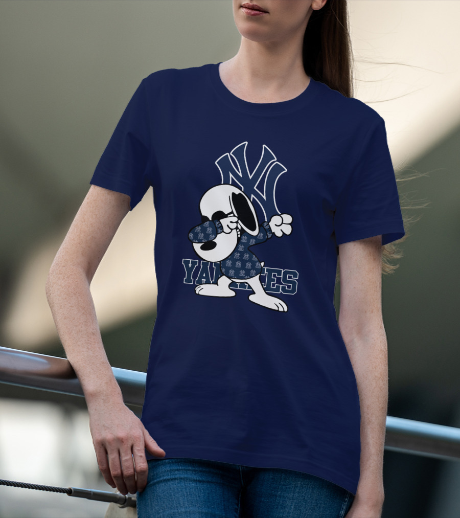 Snoopy Dabbing New York Yankees Logo Yankees T-Shirt