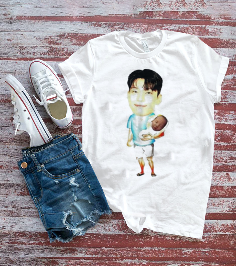 Papa Front Man Squid Game Player 222 Wi Ha Carrying Baby T-Shirt