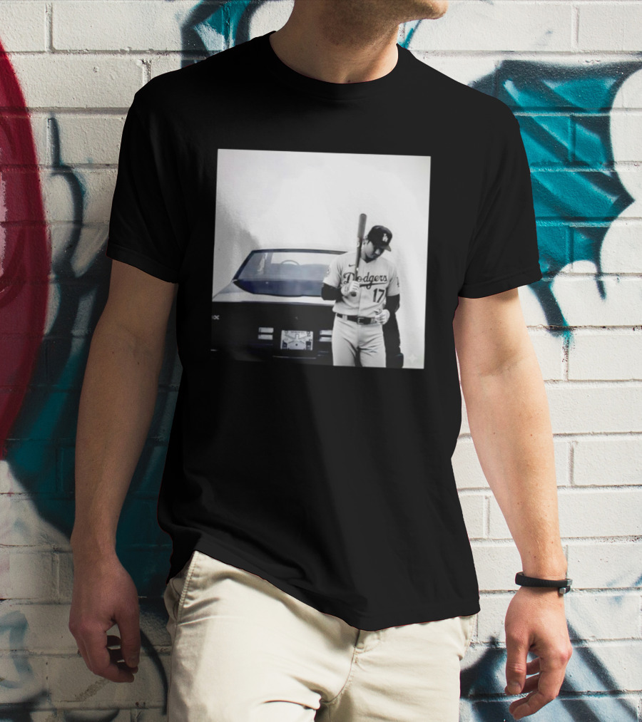 Shohei Ohtani Los Angeles Dodgers Baseball Pose Vintage Car Scene T-Shirt