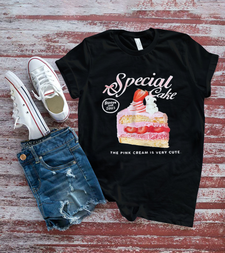 Special Cake Pink Cream With Strawberry And Snoopy T-Shirt