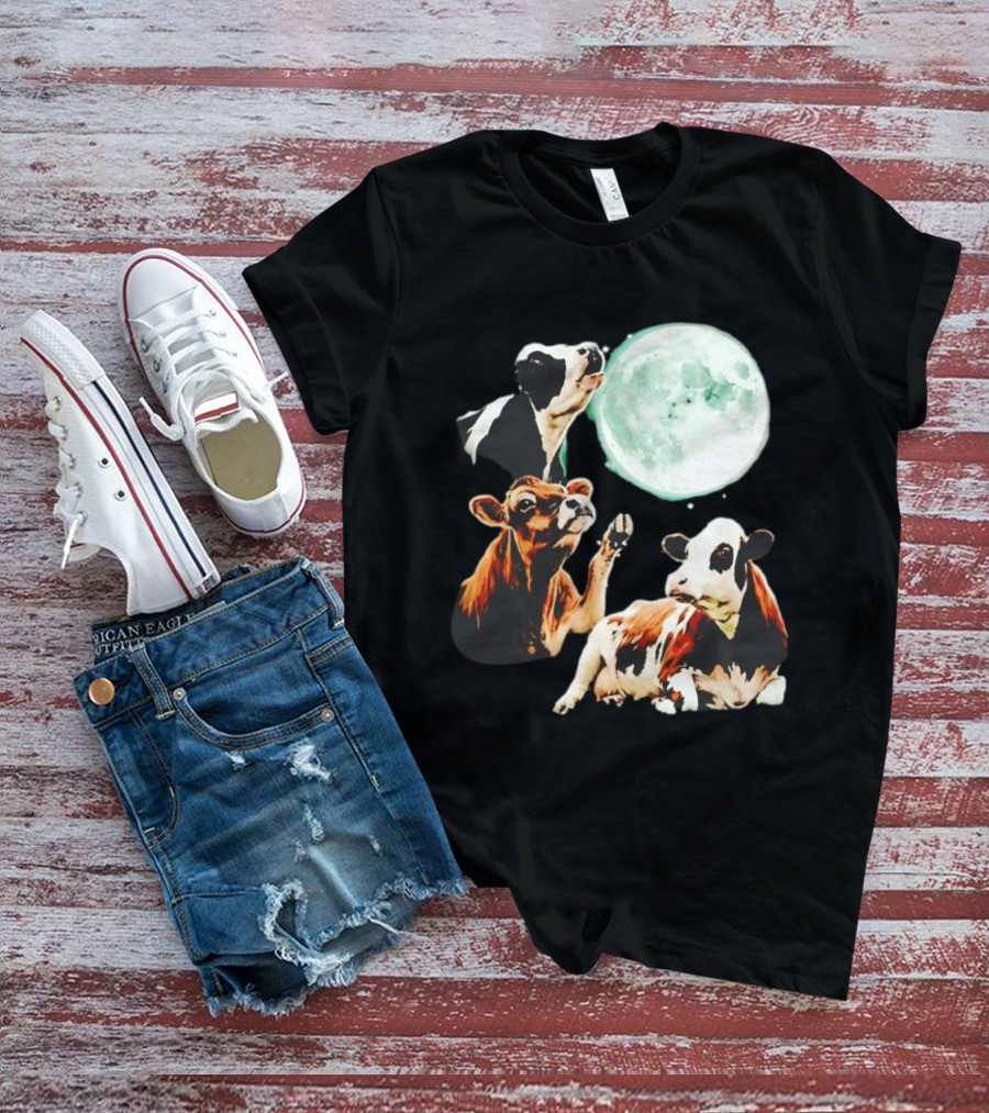Cow Howling At Moon With Three Cows And Full Moon Scene T-Shirt