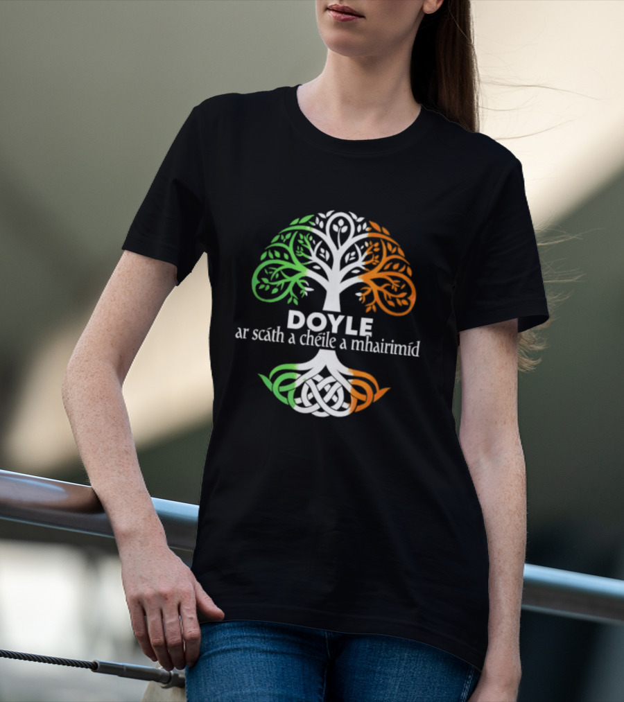 Doyle Irish Family Name Celtic Irish Roots Tree Ar Scáth A Chéile A Mhaireannimid T-Shirt