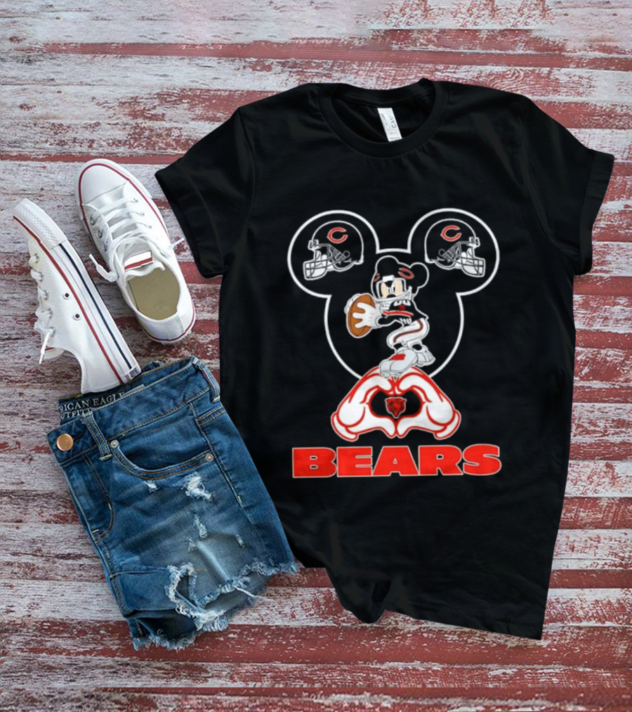 Chicago Bears Mickey Mouse Helmets Love Heart Hands T-Shirt