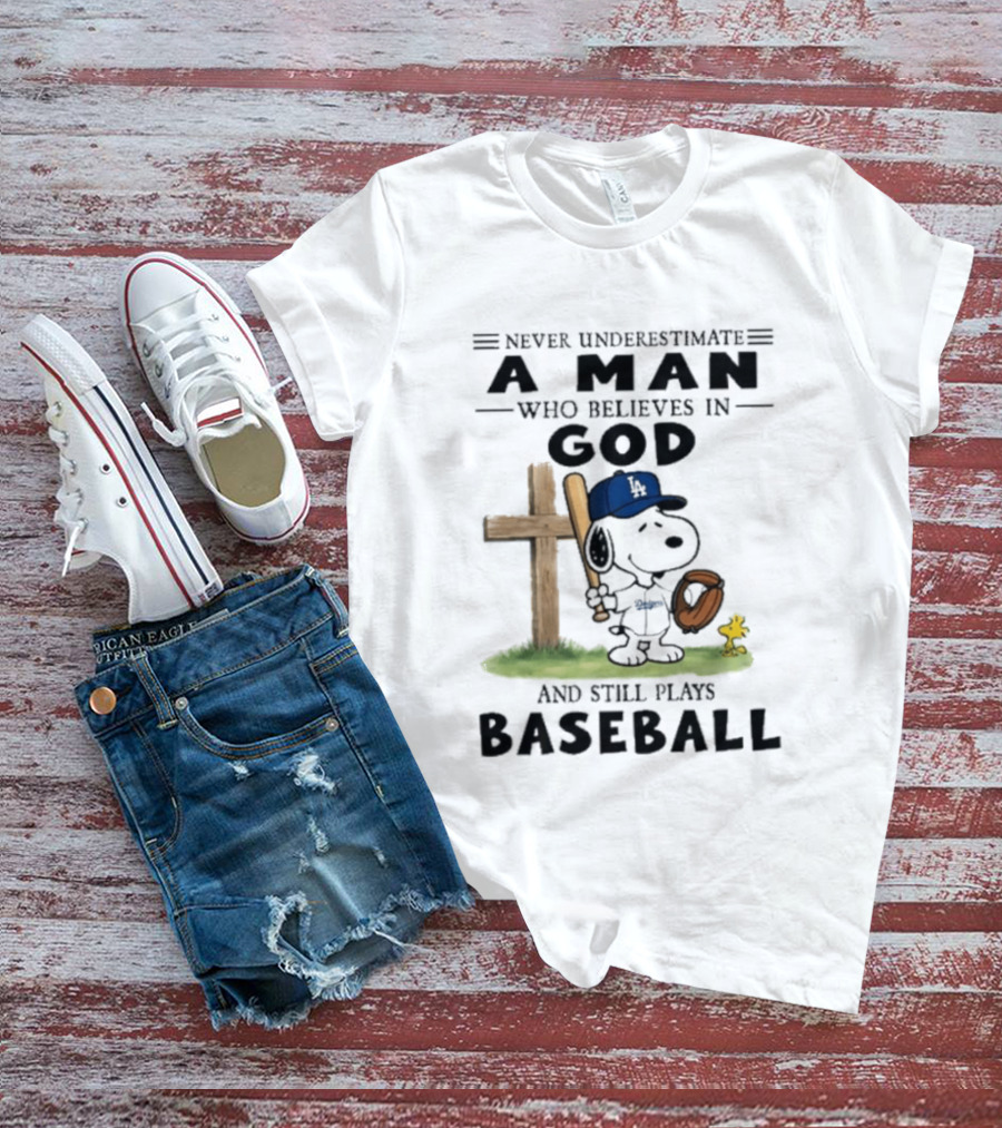 Never Underestimate A Man Who Believes In God And Still Plays Baseball Peanuts X Los Angeles Dodgers T-Shirt