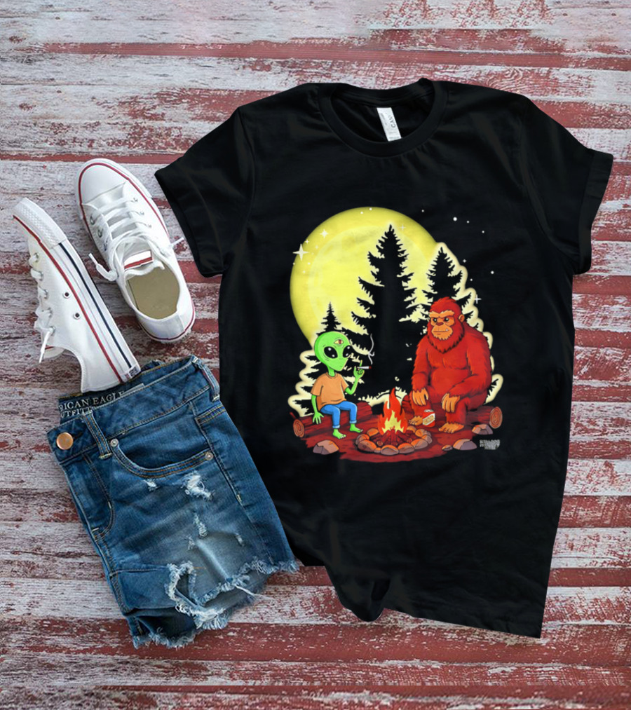Bigfoot And Alien Campfire Night Under Full Moon T-Shirt