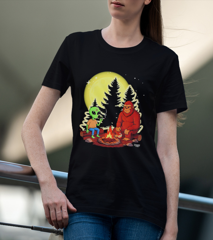 Bigfoot And Alien Campfire Night Under Full Moon T-Shirt