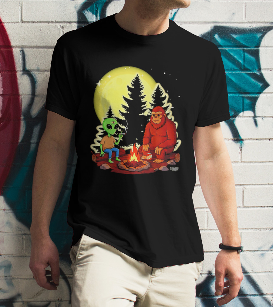 Bigfoot And Alien Campfire Night Under Full Moon T-Shirt